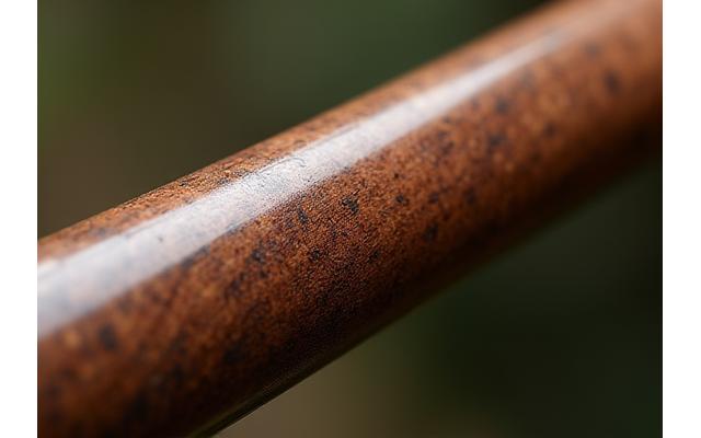 Ein geschliffener Griff aus Schweizer Nussbaumholz, detailliert mit natürlichen Maserungen.