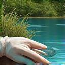 Freiwillige sammeln Müll am Ufer eines Sees