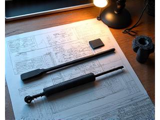 Prototyp einer Angelrute aus recyceltem Carbon auf einem Skizzenbrett