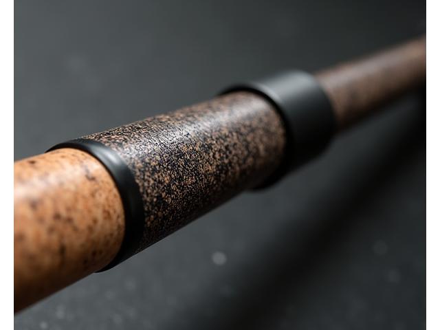 Nahaufnahme einer Angelrute aus recycelten Carbonfasern und Bio-Polymeren, die innovative, umweltfreundliche Materialien zeigt.