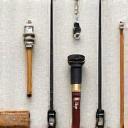 Kreative Upcycling-Produkte aus alten Angelruten, wie Schlüsselanhänger oder kleine Skulpturen.